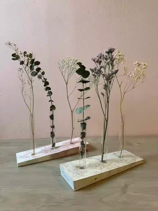 אדנית מבטון פולימרי עם מבחנות לפרחים מבטון
