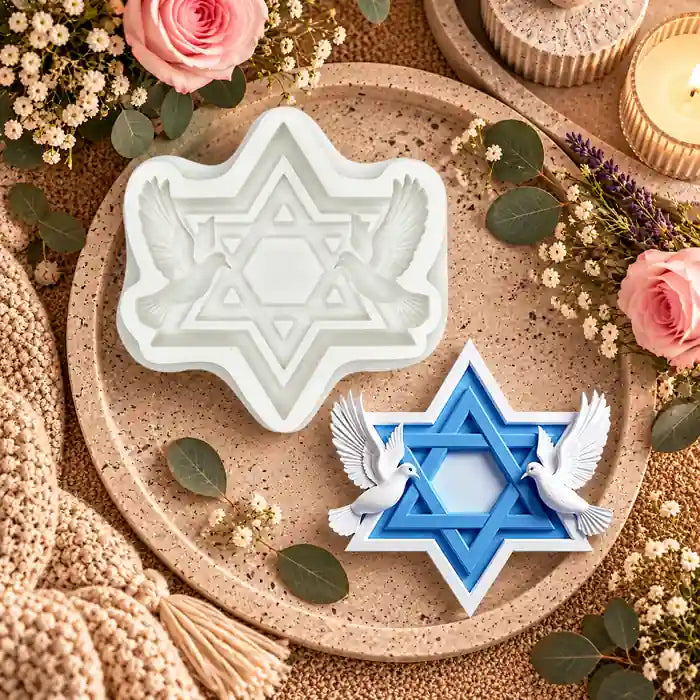תבנית סיליקון ליצירת מגן דוד עם שתי יונים לצד מגן דוד יצוק בכחול ופרחים ורודים בעיצוב בית – 7×7 ס״מ