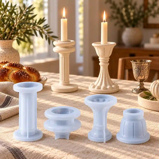 שתי אפשרויות של תבניות סיליקון לפמוטים לצד תוצאות היציקה על שולחן שבת; בכל הזמנה בוחרים סט שתי תבניות אחד