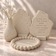 הדמיית ברכת הדלקת נרות שבת, אגרטל טיפה ומגש כדורים מאבקת קמין מחוספסת בגוון שמנת חולי טבעי וחום־צהבהב
