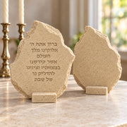 הדמיית ברכת הדלקת נרות שבת מלפנים ומאחור מאבקת קמין בטקסטורה עדינה ובגוון חולי חום־צהבהב