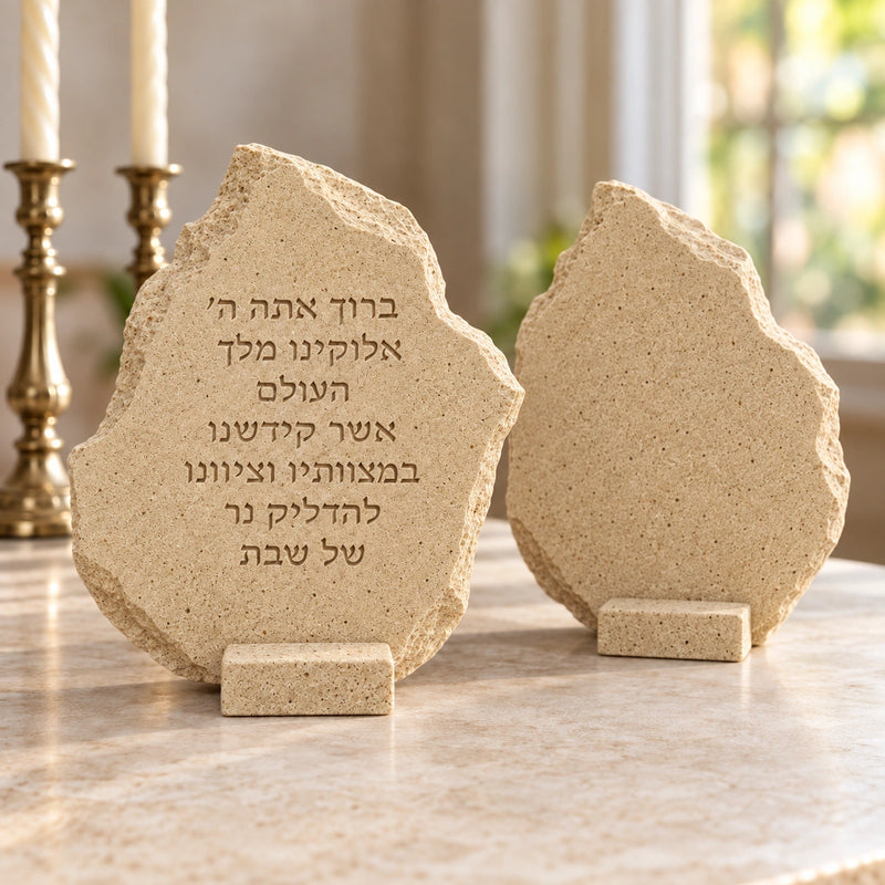 הדמיית ברכת הדלקת נרות שבת מלפנים ומאחור מאבקת קמין בטקסטורה עדינה ובגוון חולי חום־צהבהב