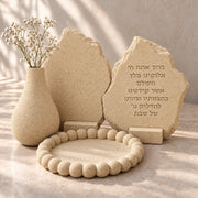 הדמיית ברכת נרות שבת לצד אגרטל טיפה ומגש כדורים מאבקת קמין בחספוס עדין ובגוון שמנת חולי חם