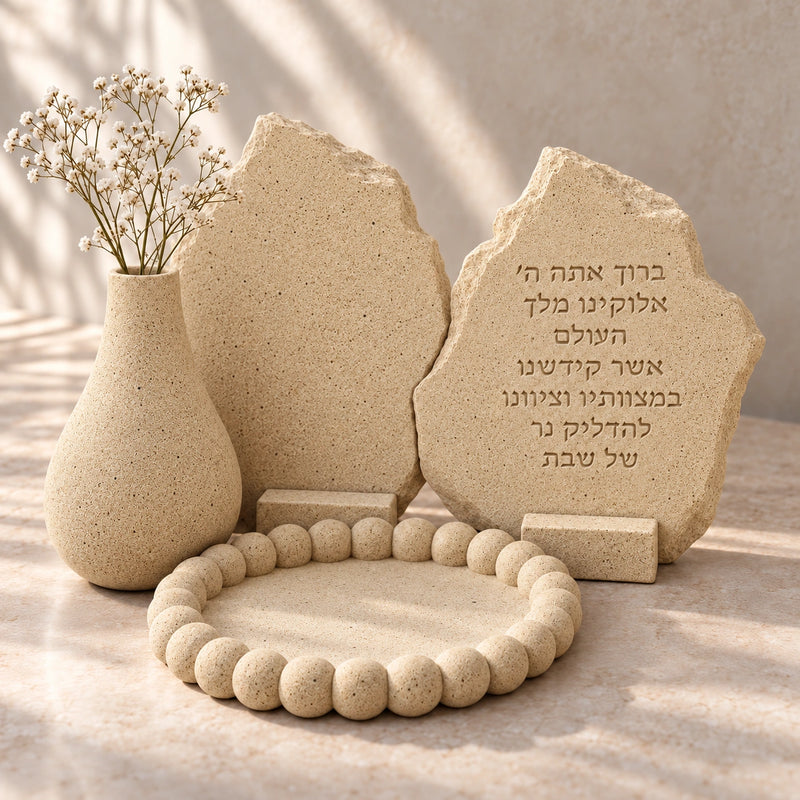 הדמיית ברכת נרות שבת לצד אגרטל טיפה ומגש כדורים מאבקת קמין בחספוס עדין ובגוון שמנת חולי חם
