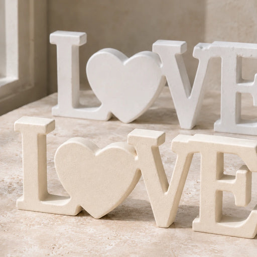 יצירות LOVE מבטון פולימרי בלבן ושנהב