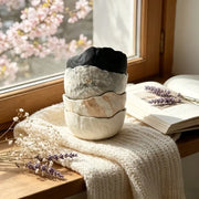 שלוש קערות שנוצרו בתבנית סיליקון Wabi Sabi, בגימורי בטון פולימרי שחור ואבן